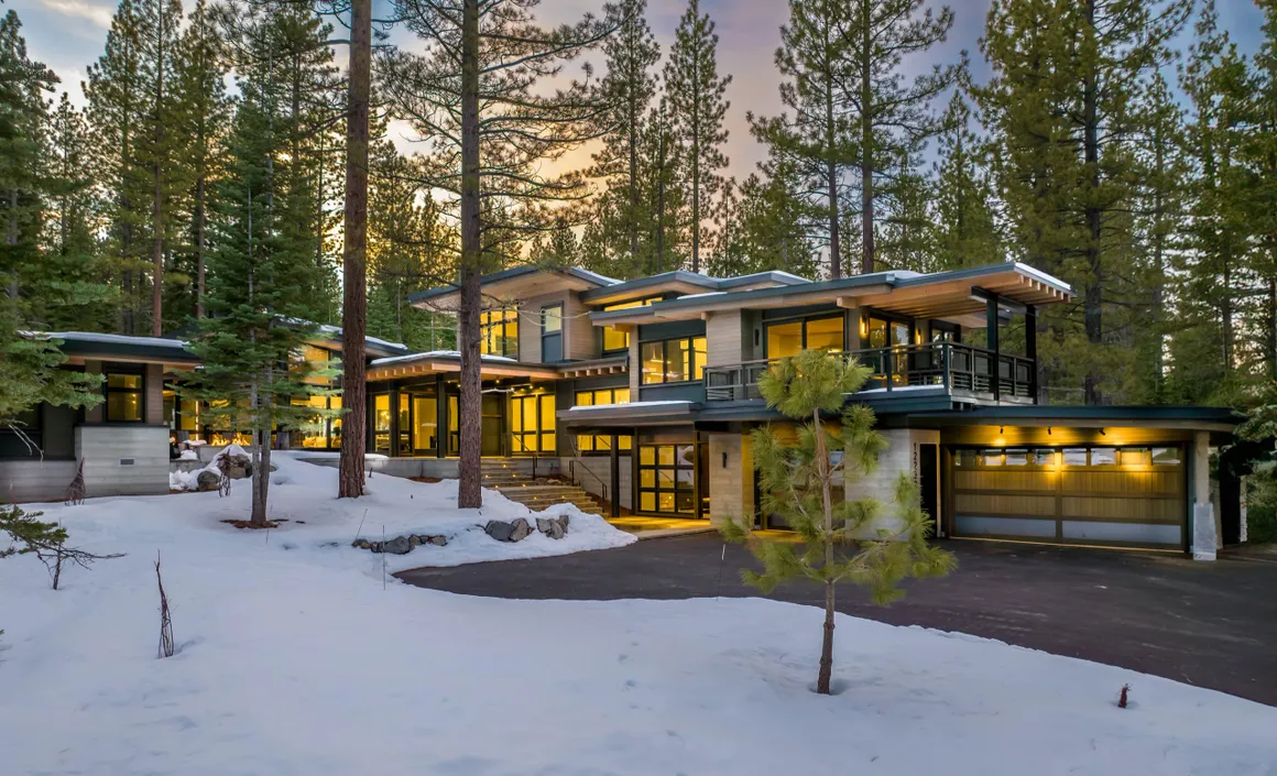 Lahontan 104 — exterior